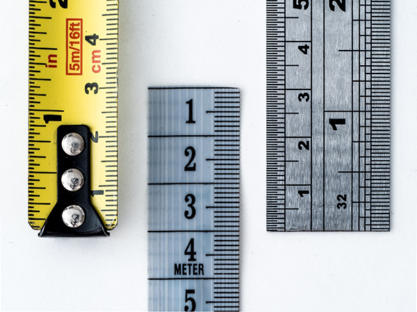 Macro of various tape measures and rulers by William Warby on Unsplash
